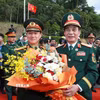 Đại tướng Phan Văn Giang đón Đại tướng Khamliang Outhakaysone tại Cửa khẩu Thanh Thủy. (Ảnh: Trọng Đức/TTXVN)