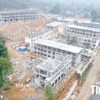 Sau hơn 7 tháng thi công, dự án đạt khoảng 63% giá trị hợp đồng; các hạng mục chính như phần mái, xây trát, hoàn thiện, ốp lát đều đạt từ 50-65% khối lượng. (Ảnh TTXVN phát)