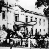 Ngày 19/8/1945, sau cuộc mít tinh tại Quảng trường Nhà hát Lớn, quần chúng nhân dân Thủ đô đã đánh chiếm Bắc Bộ phủ, cơ quan đầu não của chính quyền tay sai Pháp ở Bắc Bộ. (Nguồn: Tư liệu TTXVN)
