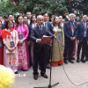 Chủ nhiệm Ủy ban Nhà nước về người Việt Nam ở nước Nguyễn Trung Kiên thay mặt đoàn đại biểu kiều bào báo công với các Vua Hùng. (Ảnh: Tạ Toàn/TTXVN)