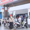 Người dân đến đổ xăng tại một cửa hàng xăng dầu ở thành phố Stung Treng, tỉnh Stung Treng, Đông Bắc Campuchia. (Ảnh: Huỳnh Thảo/TTXVN)