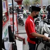 Người dân mua xăng tại một trạm xăng ở Surakarta, Trung Java, Indonesia. (Ảnh: THX/TTXVN)