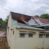 Khu vực trường học tại xã Kroong (thành phố Kon Tum, tỉnh Kon Tum) bị tốc mái hoàn toàn do mưa giông kèm theo gió lốc. (Ảnh: TTXVN phát)