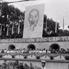 Sáng 15/5/1975, hàng triệu nhân dân Sài Gòn-Gia Định đổ về quảng trường trước trụ sở Ủy ban quân quản thành phố để dự Lễ mừng chiến thắng. (Ảnh: TTXVN)