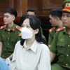 Bị cáo Phạm Thị Tuyết Nhung, chủ mưu vụ án, tại phiên tòa ngày 23/12/2024. (Ảnh: Hồng Giang/TTXVN)