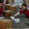 Công nhân Trung Quốc phân loại các gói hàng tại kho của JD trong Ngày độc thân. (Nguồn: RTE)