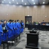 Các bị cáo nghe đại diện Viện kiểm sát đọc bản cáo trạng. (Ảnh: Quốc Lũy/TTXVN)