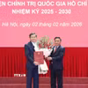 Thường trực Ban Bí thư Trần Cẩm Tú tặng hoa chúc mừng đồng chí Đoàn Minh Huấn. (Ảnh: Phương Hoa/TTXVN)