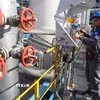 Công nhân điều chỉnh van tại trạm khí nén Slavyanskaya trên hệ thống đường ống dẫn khí đốt Nord Stream 2 của Tập đoàn Gazprom ở vùng Leningrad, Nga. (Nguồn: TASS/TTXVN)