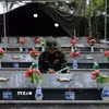 Một chiến sỹ thực hiện quy trình lưu trữ thông tin các phần mộ liệt sỹ trước khi khai quật lấy mẫu giám định ADN. (Ảnh: Nguyễn Dũng/TTXVN)