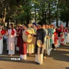 Hơn 200 người Việt và bạn bè Nhật Bản đi bộ trong trang phục áo dài truyền thống của Việt Nam. (Nguồn: TTXVN)
