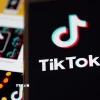 Biểu tượng mạng xã hội TikTok trên màn hình điện thoại ở Virginia, Mỹ. (Ảnh: THX/TTXVN)