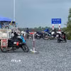 Cầu Đại Ngãi 2 khá đông người bán hàng rong, khách tham quan khi công trình chưa hoàn thành. (Nguồn: TTXVN phát)