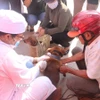 Tiêm phòng vaccine dại cho chó nuôi. (Ảnh: Hoàng Nhị/TTXVN)