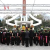 Đông đảo nhân dân đến dâng hoa, dâng hương tưởng nhớ các Anh hùng Liệt sỹ tại Nghĩa trang Liệt sỹ quốc gia Vị Xuyên. (Ảnh: Minh Tâm/TTXVN)