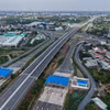 Đoạn hơn 18 km thông xe kỹ thuật sáng 19/4 sẽ đồng bộ với đoạn từ nút giao TP. Hồ Chí Minh - Trung Lương (Km0+600) đến nút giao Quốc lộ 1A (Km3+420), nâng tổng số km đường cao tốc Bến Lức - Long Thành đưa vào khai thác lên gần 30 km. (Ảnh: Hoàng Hiếu/TTXVN)