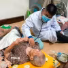 Bác sỹ Bệnh viện Thống Nhất Thành phố Hồ Chí Minh đến tận nhà khám sức khỏe cho người có công trên địa bàn phường Vũng Tàu. (Ảnh: Đinh Hằng/TTXVN)