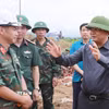 Bí thư Tỉnh ủy Lai Châu, Lê Minh Ngân động viên lực lượng Quân đội đang thi công xây dựng nhà cho các hộ dân vùng lũ tại bản Sân Bay, xã Mường Than. (Ảnh: Quý Trung/TTXVN)