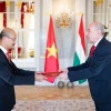 Đại sứ đặc mệnh toàn quyền nước Cộng hòa xã hội chủ nghĩa Việt Nam Việt Nam tại Hungary Bùi Lê Thái trình Quốc thư lên Tổng thống Hungary Sulyok Tamás. (Nguồn: TTXVN phát)