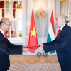 Đại sứ đặc mệnh toàn quyền nước Cộng hòa xã hội chủ nghĩa Việt Nam Việt Nam tại Hungary Bùi Lê Thái trình Quốc thư lên Tổng thống Hungary Sulyok Tamás. (Nguồn: TTXVN phát)