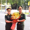 Thượng tướng Nguyễn Trường Thắng, Ủy viên Trung ương Đảng, Thứ trưởng Bộ Quốc phòng tặng hoa Thượng tướng Saichay Kommasith, Ủy viên Trung ương Đảng Nhân dân Cách mạng Lào, Thứ trưởng Bộ Quốc phòng, Tổng Tham mưu trưởng Quân đội Nhân dân Lào. (Nguồn: Báo Quân đội Nhân dân)