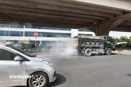 Khói thải từ phương tiện giao thông lưu thông trên đoạn đường Nghiêm Xuân Yêm (Hà Nội). (Ảnh: Hùng Võ/Vietnam+)