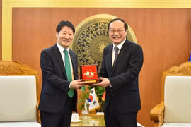 Thứ trưởng Bộ Tài nguyên và Môi trường Lê Công Thành trao tặng quà lưu niệm cho ông Kim Young Ki, Quyền Viện trưởng Viện Công nghệ và Công nghiệp Môi trường Hàn Quốc.