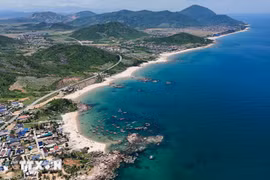 Biển Kỳ Xuân mang vẻ đẹp hoang sơ, nơi biển xanh hòa cùng nhịp sống bình dị của ngư dân miền Trung. (Ảnh: Hữu Quyết - TTXVN)