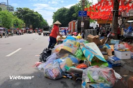 Hoạt động phân loại, xử lý rác tại nhiều địa phương vẫn tồn tại không ít khó khăn, bất cập. (Ảnh: Hùng Võ/Vietnam+)