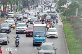 Mật độ giao thông tăng cao tại phố Nguyễn Chí Thanh. (Ảnh: Tuấn Đức/TTXVN)