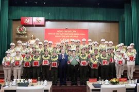 Tổng Bí thư Tô Lâm với các điển hình tiên tiến trong Công an nhân dân và lực lượng bảo vệ an ninh trật tự. (Ảnh: Thống Nhất/TTXVN)