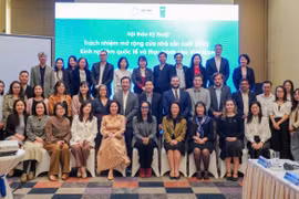 Các đại biểu chụp ảnh tại Hội thảo tham vấn kỹ thuật về trách nhiệm mở rộng của nhà sản xuất (EPR), ngày 6/3.