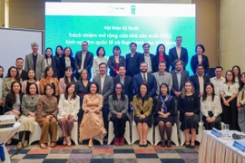 Các đại biểu chụp ảnh tại Hội thảo tham vấn kỹ thuật về trách nhiệm mở rộng của nhà sản xuất (EPR), ngày 6/3.