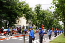 Đông đảo tình nguyện viên tiếp nước, hỗ trợ người dân trước buổi sơ duyệt A80