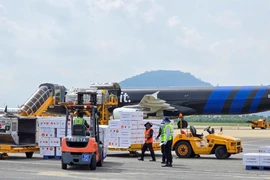 Chuyến bay hạ cánh vào hồi 12 giờ trưa 11/11 và là chuyến bay đầu tiên trong tổng số 3 chuyến bay vận chuyển hàng hóa viện trợ của Trung tâm AHA.