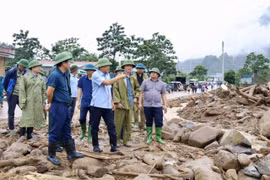 Thứ trưởng Bộ Nông nghiệp và Môi trường Nguyễn Hoàng Hiệp cùng Đoàn công tác đến thăm các điểm bị ảnh hưởng do trận lũ vừa qua tại xã Mường Than, tỉnh Lai Châu. (Ảnh: Thanh Vân)