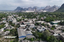 Khu dân cư chìm trong ô nhiễm bởi khói, bụi từ hoạt động khai thác đá, sản xuất ximăng. (Ảnh: Hoài Nam/Vietnam+)