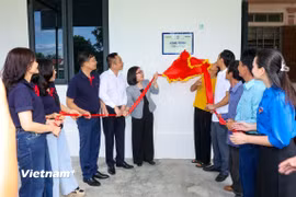 Lễ trao tặng nhà nghĩa tình cho gia đình chị Lê Thị Thanh. (Ảnh: Hoài Nam/Vietnam+)