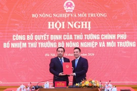 Bộ trưởng Bộ Nông nghiệp và Môi trường Trần Đức Thắng trao quyết định bổ nhiệm Thứ trưởng Bộ Nông nghiệp và Môi trường cho ông Đặng Ngọc Điệp.