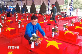 Lễ đón 173 hài cốt liệt sỹ quân tình nguyện và chuyên gia Việt Nam hy sinh tại Campuchia được tổ chức trang nghiêm tại Nghĩa trang Liệt sỹ Vĩnh Hưng – Tân Hưng, tỉnh Tây Ninh. (Ảnh: Bùi Giang/TTXVN)