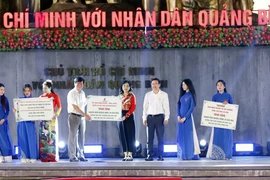 Tổng Biên tập Báo Nông nghiệp và Môi trường Nguyễn Ngọc Thạch trao tặng bồn chứa nước ngọt đồng hành cùng ngư dân Quảng Bình bám biển. (Ảnh: Khương Trung)