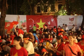 ‘Khối yêu nước’ trắng đêm đội mưa chờ xem tổng duyệt diễu binh, diễu hành A80