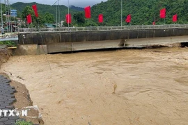 Cầu cứng xã Quan Sơn tại tỉnh Thanh Hóa bị sạt nghiêm trọng, nguy cơ bị sập bất cứ lúc nào. (Ảnh: TTXVN phát)