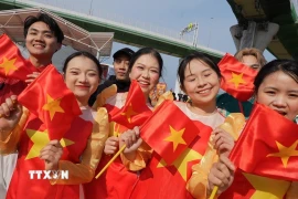 Thanh niên Việt Nam tại Osaka thể hiện tình cảm với quê hương và niềm tin vào Đảng. (Ảnh: Nguyễn Tuyến/TTXVN)