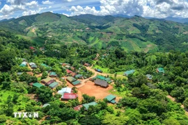Đầu tư hạ tầng giao thông nông thôn, thủy lợi, điện, nước sinh hoạt cho vùng sâu, vùng xa, vùng đồng bào dân tộc thiểu số. (Nguồn ảnh: TTXVN)