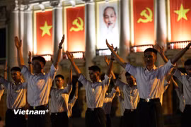 Sỹ quan lên "sân khấu": Bộ đội biểu diễn phục vụ người dân trước giờ diễu binh
