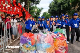 Khối tình nguyện dọn rác vì “một Thủ đô văn minh” ngay sau tổng duyệt A80. (Ảnh: Hùng Võ/Vietnam+)