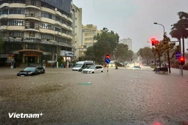 Trận mưa lớn kéo dài trong ngày 30/9, đã gây ngập nặng nhiều tuyến phố Hà Nội. (Ảnh: Hoài Nam/Vietnam+)