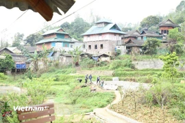 Hướng tới vạch đích xóa nhà tạm, nhà dột nát. (Ảnh: Hùng Võ/Vietnam+)