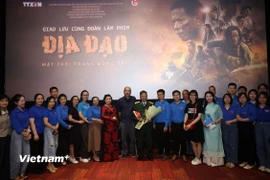 Các đoàn viên thanh niên Thông tấn xã Việt Nam chụp ảnh lưu niệm với Anh hùng Lực lượng vũ trang nhân dân Tô Văn Đực và đại diện đoàn làm phim “Địa đạo: Mặt trời trong bóng tối.” (Ảnh: Hoài Nam/Vietnam+)